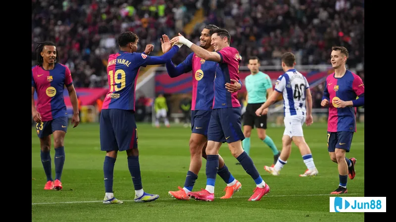 Cầu thủ Barca vượt qua cầu thủ Real Sociedad với tốc độ và kỹ thuật đi bóng tuyệt vời