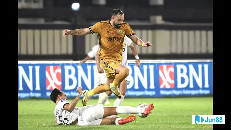 Hành động trong trận đấu giữa Bhayangkara và Persik Kediri - "Bhayangkara" vs "Persik