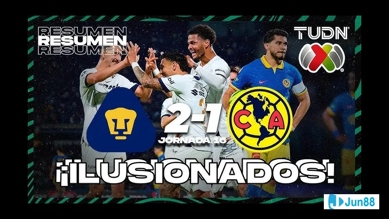 Hậu vệ của Club America nỗ lực cản phá cú sút của tiền đạo UNAM Pumas