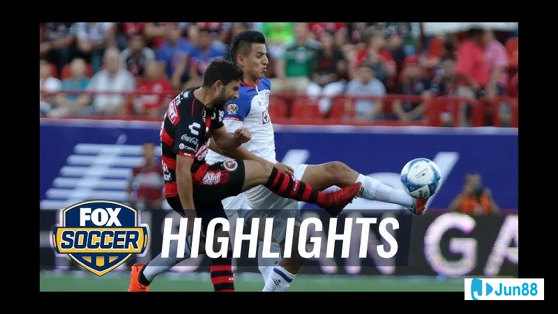 Cầu thủ của Club Tijuana chống lại sự áp đảo của cầu thủ Cruz Azul trong trận đấu quyết…