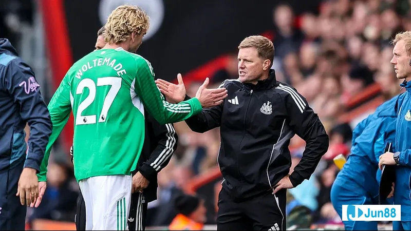 Cầu thủ Newcastle vượt qua hàng phòng ngự Bradford City bằng kỹ thuật đi bóng tinh tế.