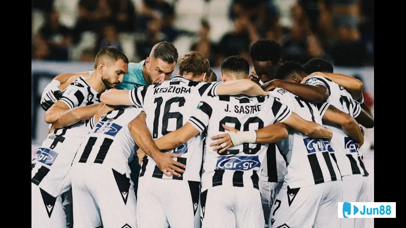 Hai đội PAOK và Maccabi Tel Aviv đối đầu gay cấn trên sân cỏ