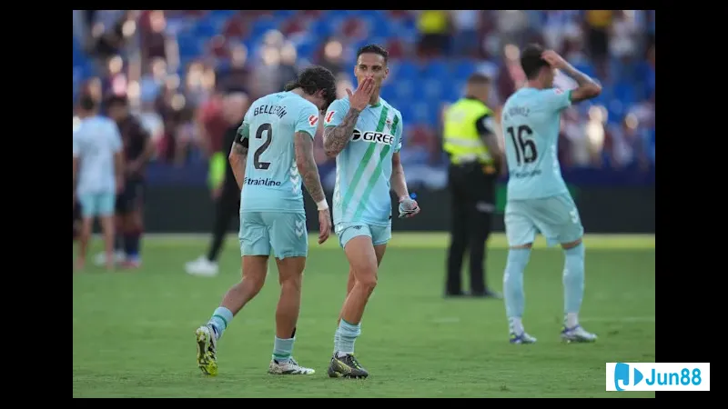 Cầu thủ Real Betis vượt qua hậu vệ Nottingham bằng kỹ thuật đi bóng tinh tế